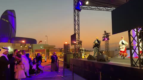 تجمع الزوار فى مهرجان للطعام فى حدائق إثراء الخارجية بالظهران، الشرقية ، المملكة العربية السعودية، يوم 28 من ديسمبر 2025  ،  مطاعم دولية ومحلية ،  جلسات خارجية ممتعه ،تجربة طعام عالمية ، أجواء عائلية وترفيهية