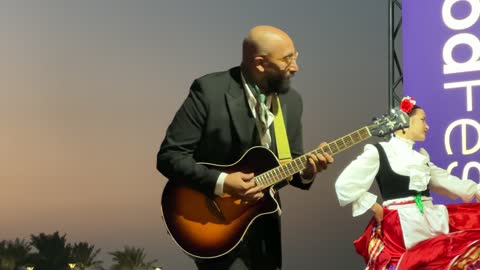 عرض غنائي ورقصة شعبية مكسيكية فى مهرجان للطعام فى حدائق إثراء الخارجية بالظهران، الشرقية ، المملكة العربية السعودية، يوم 28 من ديسمبر 2025 ، جلسات خارجية ممتعه،  تجربة طعام عالمية ، مطاعم دولية ومحلية ، أجواء عائلية وترفيهية