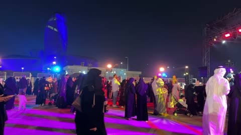 عرض غنائي ورقصة شعبية مكسيكية فى مهرجان للطعام فى حدائق إثراء الخارجية بالظهران، الشرقية ، المملكة العربية السعودية، يوم 28 من ديسمبر 2025 ، جلسات خارجية ممتعه،  تجربة طعام عالمية ، مطاعم دولية ومحلية ، أجواء عائلية وترفيهية