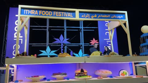 تجربة طهى وتقديم الطعام فى مهرجان للطعام فى حدائق إثراء الخارجية بالظهران، الشرقية ، المملكة العربية السعودية، يوم 28 من ديسمبر 2025  ،  مطاعم دولية ومحلية ،  جلسات خارجية ممتعه ، أجواء عائلية وترفيهية