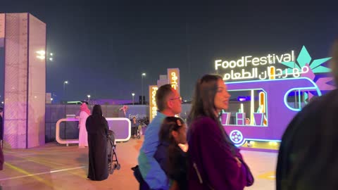 مهرجان للطعام فى حدائق إثراء الخارجية بالظهران، المنطقة الشرقية ، المملكة العربية السعودية، يوم 28 من ديسمبر 2025 ، جلسات خارجية ممتعه، مطاعم دولية ومحلية ،  تجربة طعام عالمية، أجواء عائلية وترفيهية