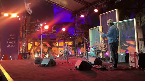 عرض موسيقي فى مهرجان للطعام فى حدائق إثراء الخارجية بالظهران، المنطقة الشرقية ، المملكة العربية السعودية، يوم 28 من ديسمبر 2025 ، جلسات خارجية ممتعه، مطاعم دولية ومحلية ،  تجربة طعام عالمية، أجواء عائلية وترفيهية