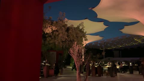 جلسات خارجية ممتعه فى مهرجان للطعام فى حدائق إثراء الخارجية بالظهران، المنطقة الشرقية ، المملكة العربية السعودية، يوم 28 من ديسمبر 2025 ،  مطاعم دولية ومحلية ،  تجربة طعام عالمية، أجواء عائلية وترفيهية