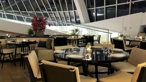 جلسات خارجية ممتعه فى مهرجان للطعام فى حدائق إثراء الخارجية بالظهران، المنطقة الشرقية ، المملكة العربية السعودية، يوم 28 من ديسمبر 2025 ،  مطاعم دولية ومحلية ،  تجربة طعام عالمية، أجواء عائلية وترفيهية