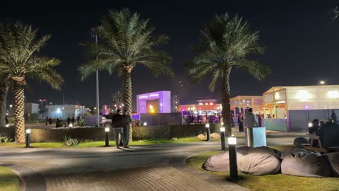 جلسات خارجية ممتعه فى مهرجان للطعام فى حدائق إثراء الخارجية بالظهران، المنطقة الشرقية ، المملكة العربية السعودية، يوم 28 من ديسمبر 2025 ،  مطاعم دولية ومحلية ،  تجربة طعام عالمية، أجواء عائلية وترفيهية