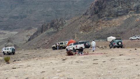 حقول بركانية خامدة مع تضاريس وعرة، مركبات دفع رباعي في منطقة صحراوية، مواقع سياحية وجيولوجية هامة النقوش الأثرية والتكوينات الصخرية، طرق القوافل التجارية، الحرات البركانية في تبوك مختبرات عن النشاط البركاني القديم في المملكة العربية السعودية