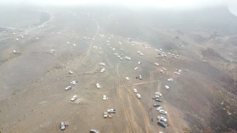 طرق القوافل التجارية، موقع سياحية وجيولوجي هامة النقوش الأثرية والتكوينات الصخرية، حقول بركانية خامدة مع تضاريس وعرة، مركبات دفع رباعي في منطقة صحراوية، الحرات البركانية في تبوك مختبرات عن النشاط البركاني القديم في المملكة العربية السعودية