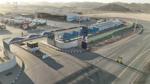 محطة خلط خرسانة و صوامع لتخزين الأسمنت، مصنع أسمنت أو محجر في المملكة العربية السعودية، خلط مكونات الخرسانة ، عجينة اسمنتية للبناء والانشاء ، اماكن انشائية، حواجز خرسانية لفصل المواد المخزنة