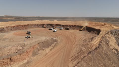 عملية تعدين واسعة النطاق في منطقة صحراوية، مصنع أسمنت أو محجر في المملكة العربية السعودية، خلط مكونات الخرسانة ، عجينة اسمنتية للبناء والانشاء ، اماكن انشائية، حواجز خرسانية لفصل المواد المخزنة