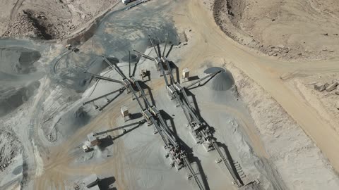 أكوام كبيرة من المواد الخام الحصى، الرمل أو الركام ، مصنع أسمنت أو محجر في المملكة العربية السعودية، خلط مكونات الخرسانة ، عجينة اسمنتية للبناء والانشاء ، اماكن انشائية، حواجز خرسانية لفصل المواد المخزنة