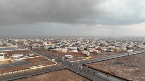 البرق شريط متعرج من الضوء يخترق السماء بسرعة، منخفض جوي، امطار شتوية، أماكن ومناطق السياحة في المملكه العربية السعودية، تصوير درون للسيل في مدينة تبوك , تجمع مياه الأمطار وسط المنطقة, معالم سياحية مشهورة