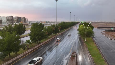 الشجر الأخضر مع المطر في مدينة تبوك، مكان ومنطقة السياحة في المملكه العربية السعودية، تصوير درون للسيل في مدينة تبوك , تجمع مياه الأمطار وسط المنطقة, معالم سياحية مشهورة