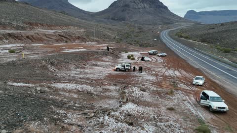 سلسلة جبال الحرة في منطقة تبوك تكسوها الثلوج، أجواء ثلجية باردة، جبال منحوتة وتشكيلات جبلية في مدينة تبوك، معالم حضارية سياحية في المملكة العربية السعودية، تصوير درون جوي للتكوينات الصخرية