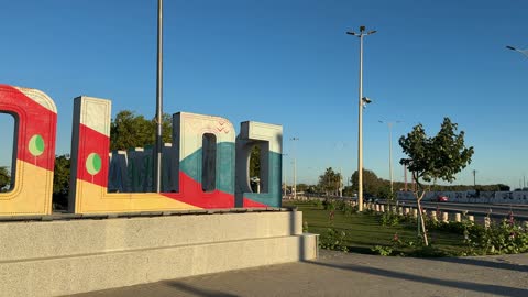 الواجهة البحرية بمدينة الدمام، المنطقة الشرقية، المملكة العربية السعودية، معلم سياحي وترفيهي مفتوح على الخليج العربي، ممشى ساحلي وجلسات خارجية، أنشطة ترفيهية ورياضية متنوعة، مطاعم ومقاهى مطلة على البحر، أجواء عائلية هادئة ومميزة.