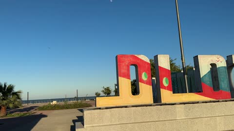 The waterfront in Dammam, Eastern Province, Saudi Arabia, is a tourist and recreational landmark open to the Arabian Gulf, featuring a coastal promenade and outdoor seating, various recreational and sports activities, restaurants and cafes overlooking the sea, and a calm and unique family atmosphere.