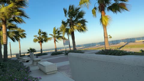 ممشى ساحلي وجلسات خارجية، معلم سياحي وترفيهي مفتوح على الخليج العربي، الواجهة البحرية بمدينة الدمام، المنطقة الشرقية، المملكة العربية السعودية، أنشطة ترفيهية ورياضية متنوعة، مطاعم ومقاهى مطلة على البحر، أجواء عائلية هادئة ومميزة.