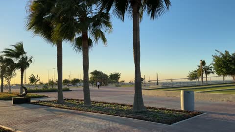 معلم سياحي وترفيهي مفتوح على الخليج العربي، الواجهة البحرية بمدينة الدمام، المنطقة الشرقية، المملكة العربية السعودية، أنشطة ترفيهية ورياضية متنوعة، مطاعم ومقاهى مطلة على البحر،  ممشى ساحلي وجلسات خارجية، أجواء عائلية هادئة ومميزة.