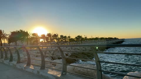 معلم سياحي وترفيهي مفتوح على الخليج العربي، الواجهة البحرية بمدينة الدمام، المنطقة الشرقية، المملكة العربية السعودية، أنشطة ترفيهية ورياضية متنوعة، مطاعم ومقاهى مطلة على البحر،  ممشى ساحلي وجلسات خارجية، أجواء عائلية هادئة ومميزة.