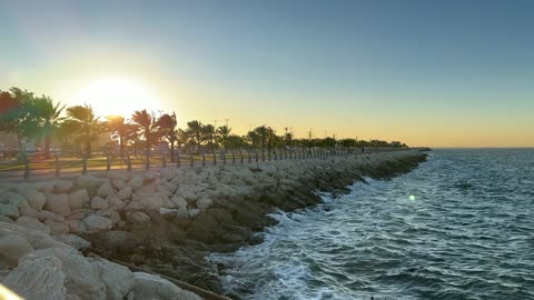 معلم سياحي وترفيهي مفتوح على الخليج العربي، الواجهة البحرية بمدينة الدمام، المنطقة الشرقية، المملكة العربية السعودية، أنشطة ترفيهية ورياضية متنوعة، مطاعم ومقاهى مطلة على البحر،  ممشى ساحلي وجلسات خارجية، أجواء عائلية هادئة ومميزة.