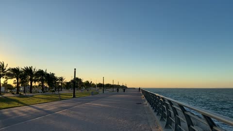 معلم سياحي وترفيهي مفتوح على الخليج العربي، الواجهة البحرية بمدينة الدمام، المنطقة الشرقية، المملكة العربية السعودية، أنشطة ترفيهية ورياضية متنوعة، مطاعم ومقاهى مطلة على البحر،  ممشى ساحلي وجلسات خارجية، أجواء عائلية هادئة ومميزة.