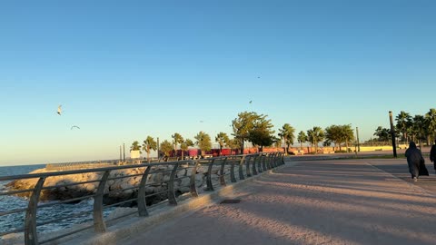 معلم سياحي وترفيهي مفتوح على الخليج العربي، الواجهة البحرية بمدينة الدمام، المنطقة الشرقية، المملكة العربية السعودية، أنشطة ترفيهية ورياضية متنوعة، مطاعم ومقاهى مطلة على البحر،  ممشى ساحلي وجلسات خارجية، أجواء عائلية هادئة ومميزة.