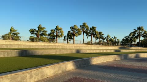 الواجهة البحرية بمدينة الدمام، المنطقة الشرقية، المملكة العربية السعودية، أنشطة ترفيهية ورياضية متنوعة، مطاعم ومقاهى مطلة على البحر،  ممشى ساحلي وجلسات خارجية، معلم سياحي وترفيهي مفتوح على الخليج العربي، أجواء عائلية هادئة ومميزة.