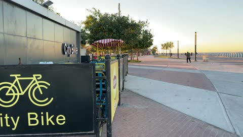 مطاعم ومقاهى مطلة على البحر،  الواجهة البحرية بمدينة الدمام، المنطقة الشرقية، المملكة العربية السعودية، أنشطة ترفيهية ورياضية متنوعة، ممشى ساحلي وجلسات خارجية، معلم سياحي وترفيهي مفتوح على الخليج العربي، أجواء عائلية هادئة ومميزة.