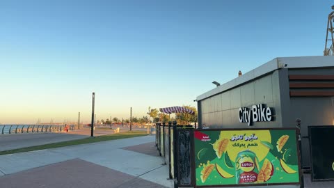 مطاعم ومقاهى مطلة على البحر،  الواجهة البحرية بمدينة الدمام، المنطقة الشرقية، المملكة العربية السعودية، أنشطة ترفيهية ورياضية متنوعة، ممشى ساحلي وجلسات خارجية، معلم سياحي وترفيهي مفتوح على الخليج العربي، أجواء عائلية هادئة ومميزة.