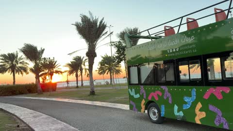 Picnic carts at the waterfront in Dammam, Eastern Province, Saudi Arabia, offer various recreational and sports activities, a coastal promenade, and outdoor seating, with restaurants and cafes overlooking the sea. It is a tourist and entertainment landmark open to the Arabian Gulf, providing a calm and unique family atmosphere.