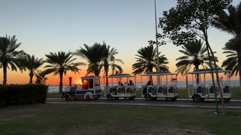 عربات النزهة  فى الواجهة البحرية بمدينة الدمام، المنطقة الشرقية، المملكة العربية السعودية، أنشطة ترفيهية ورياضية متنوعة، ممشى ساحلي وجلسات خارجية، مطاعم ومقاهى مطلة على البحر، معلم سياحي وترفيهي مفتوح على الخليج العربي، أجواء عائلية هادئة ومميزة.