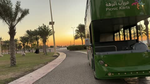 عربات النزهة  فى الواجهة البحرية بمدينة الدمام، المنطقة الشرقية، المملكة العربية السعودية، أنشطة ترفيهية ورياضية متنوعة، ممشى ساحلي وجلسات خارجية، مطاعم ومقاهى مطلة على البحر، معلم سياحي وترفيهي مفتوح على الخليج العربي، أجواء عائلية هادئة ومميزة.