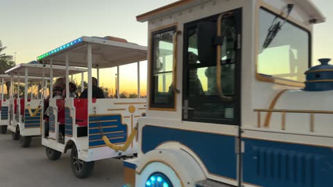 عربات النزهة  فى الواجهة البحرية بمدينة الدمام، المنطقة الشرقية، المملكة العربية السعودية، أنشطة ترفيهية ورياضية متنوعة، ممشى ساحلي وجلسات خارجية، مطاعم ومقاهى مطلة على البحر، معلم سياحي وترفيهي مفتوح على الخليج العربي، أجواء عائلية هادئة ومميزة.