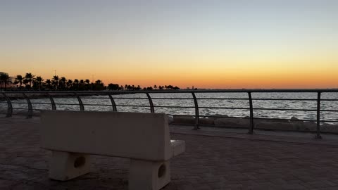 ممشى ساحلي وجلسات خارجية، الواجهة البحرية بمدينة الدمام، المنطقة الشرقية، المملكة العربية السعودية، أنشطة ترفيهية ورياضية متنوعة، مطاعم ومقاهى مطلة على البحر، معلم سياحي وترفيهي مفتوح على الخليج العربي، أجواء عائلية هادئة ومميزة.