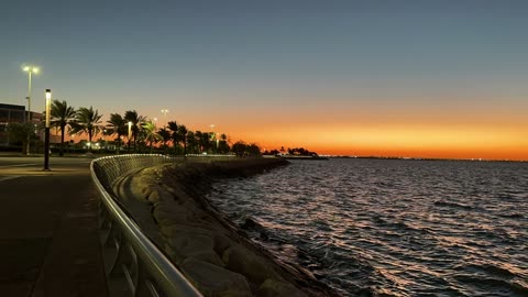 ممشى ساحلي وجلسات خارجية، الواجهة البحرية بمدينة الدمام، المنطقة الشرقية، المملكة العربية السعودية، أنشطة ترفيهية ورياضية متنوعة، مطاعم ومقاهى مطلة على البحر، معلم سياحي وترفيهي مفتوح على الخليج العربي، أجواء عائلية هادئة ومميزة.