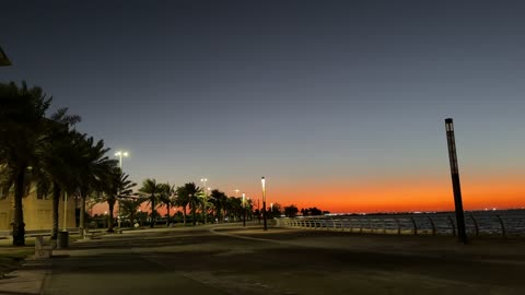 ممشى ساحلي وجلسات خارجية، الواجهة البحرية بمدينة الدمام، المنطقة الشرقية، المملكة العربية السعودية، أنشطة ترفيهية ورياضية متنوعة، مطاعم ومقاهى مطلة على البحر، معلم سياحي وترفيهي مفتوح على الخليج العربي، أجواء عائلية هادئة ومميزة.