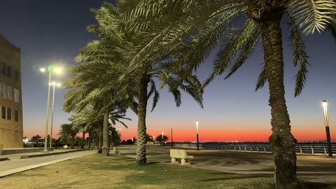 ممشى ساحلي وجلسات خارجية، الواجهة البحرية بمدينة الدمام، المنطقة الشرقية، المملكة العربية السعودية، أنشطة ترفيهية ورياضية متنوعة، مطاعم ومقاهى مطلة على البحر، معلم سياحي وترفيهي مفتوح على الخليج العربي، أجواء عائلية هادئة ومميزة.