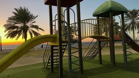 أنشطة ترفيهية ورياضية متنوعة  فى الواجهة البحرية بمدينة الدمام، المنطقة الشرقية، المملكة العربية السعودية، مطاعم ومقاهى مطلة على البحر،  ممشى ساحلي وجلسات خارجية، معلم سياحي وترفيهي مفتوح على الخليج العربي،أجواء عائلية هادئة ومميزة.