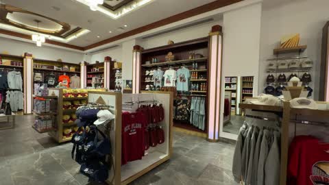 محلات الملابس والمتاجر فى مدينة القدية 6 فلاجز، المملكة العربية السعودية، يوم 1 من يناير 2026  ، وجهة ترفيهية عالمية جديدة، ألعاب ومغامرات مثيرة، مرافق حديثة وتجارب استثنائية، أجواء احتفالية للعائلات والشباب، أحد أبرز مشاريع الترفيه فى رؤية السعودية 2030.