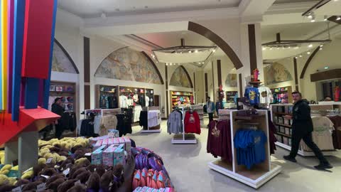 محلات الملابس والمتاجر فى مدينة القدية 6 فلاجز، المملكة العربية السعودية، يوم 1 من يناير 2026  ، وجهة ترفيهية عالمية جديدة، ألعاب ومغامرات مثيرة، مرافق حديثة وتجارب استثنائية، أجواء احتفالية للعائلات والشباب، أحد أبرز مشاريع الترفيه فى رؤية السعودية 2030.