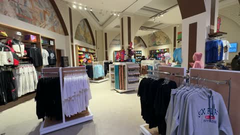 محلات الملابس والمتاجر فى مدينة القدية 6 فلاجز، المملكة العربية السعودية، يوم 1 من يناير 2026  ، وجهة ترفيهية عالمية جديدة، ألعاب ومغامرات مثيرة، مرافق حديثة وتجارب استثنائية، أجواء احتفالية للعائلات والشباب، أحد أبرز مشاريع الترفيه فى رؤية السعودية 2030.