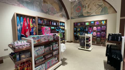 محلات الملابس والمتاجر فى مدينة القدية 6 فلاجز، المملكة العربية السعودية، يوم 1 من يناير 2026  ، وجهة ترفيهية عالمية جديدة، ألعاب ومغامرات مثيرة، مرافق حديثة وتجارب استثنائية، أجواء احتفالية للعائلات والشباب، أحد أبرز مشاريع الترفيه فى رؤية السعودية 2030.