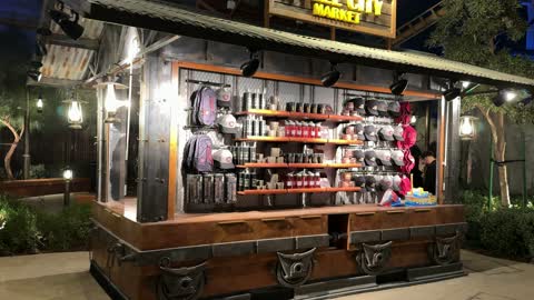 المحلات والمتاجر فى مدينة القدية 6 فلاجز، المملكة العربية السعودية، يوم 1 من يناير 2026  ، مرافق حديثة وتجارب استثنائية، أجواء احتفالية للعائلات والشباب،  ألعاب ومغامرات مثيرة ، وجهة ترفيهية عالمية جديدة، أحد أبرز مشاريع الترفيه ضمن رؤية السعودية 2030.