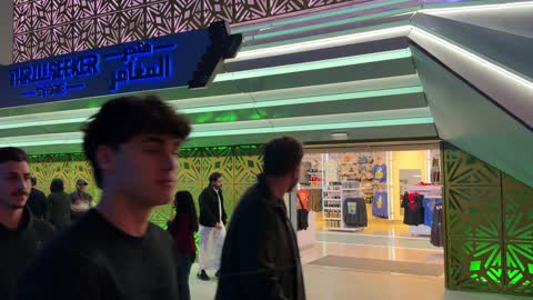 المحلات والمتاجر فى مدينة القدية 6 فلاجز، المملكة العربية السعودية، يوم 1 من يناير 2026  ، مرافق حديثة وتجارب استثنائية، أجواء احتفالية للعائلات والشباب،  ألعاب ومغامرات مثيرة ، وجهة ترفيهية عالمية جديدة، أحد أبرز مشاريع الترفيه ضمن رؤية السعودية 2030.