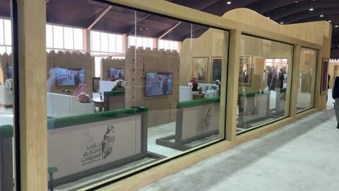 متاجر المنتجات الغذائية فى مهرجان الملك عبدالعزيز للصقور – الرياض، المملكة العربية السعودية يوم 4 من يناير 2026 ، فعالية تراثية وطنية تعكس ثقافة الصقارة السعودية، عروض ومنافسات للصقور، مشاركة واسعة من الصقارين، أجواء تراثية تجمع الأصالة والهوية، أحد أبرز المهرجانات الثقافية في المملكة