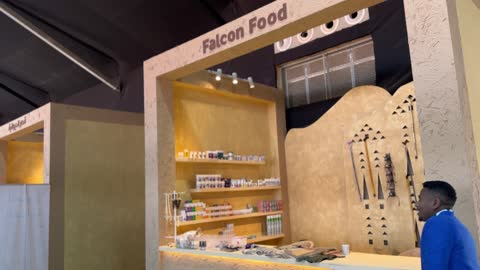 متاجر المنتجات الغذائية فى مهرجان الملك عبدالعزيز للصقور – الرياض، المملكة العربية السعودية يوم 4 من يناير 2026 ، فعالية تراثية وطنية تعكس ثقافة الصقارة السعودية، عروض ومنافسات للصقور، مشاركة واسعة من الصقارين، أجواء تراثية تجمع الأصالة والهوية، أحد أبرز المهرجانات الثقافية في المملكة