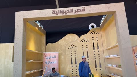 متاجر المنتجات الغذائية فى مهرجان الملك عبدالعزيز للصقور – الرياض، المملكة العربية السعودية يوم 4 من يناير 2026 ، فعالية تراثية وطنية تعكس ثقافة الصقارة السعودية، عروض ومنافسات للصقور، مشاركة واسعة من الصقارين، أجواء تراثية تجمع الأصالة والهوية، أحد أبرز المهرجانات الثقافية في المملكة