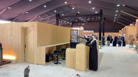 متاجر المنتجات الغذائية فى مهرجان الملك عبدالعزيز للصقور – الرياض، المملكة العربية السعودية يوم 4 من يناير 2026 ، فعالية تراثية وطنية تعكس ثقافة الصقارة السعودية، عروض ومنافسات للصقور، مشاركة واسعة من الصقارين، أجواء تراثية تجمع الأصالة والهوية، أحد أبرز المهرجانات الثقافية في المملكة