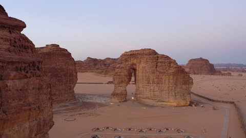 التشكيل والتكوين الصخري في مدينة العلا، منطقة صحراوية مشهورة، تصوير درون لصخرة الفيل في المملكة العربية السعودية، الحضارة القديمة والمعالم التاريخية الأثرية، القمم والمرتفعات الجبلية