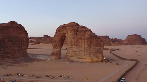 التشكيل والتكوين الصخري في مدينة العلا، منطقة صحراوية مشهورة، تصوير درون لصخرة الفيل في المملكة العربية السعودية، الحضارة القديمة والمعالم التاريخية الأثرية، القمم والمرتفعات الجبلية