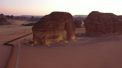 منطقة صحراوية مشهورة، تصوير درون لصخرة الفيل في المملكة العربية السعودية، الحضارة القديمة والمعالم التاريخية الأثرية، القمم والمرتفعات الجبلية، التشكيل والتكوين الصخري في مدينة العلا